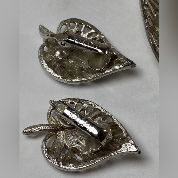 Signed Coro Silver Tone Raised Leaf Brooch with Matching Clip On Earrings - Picture 5 of 7